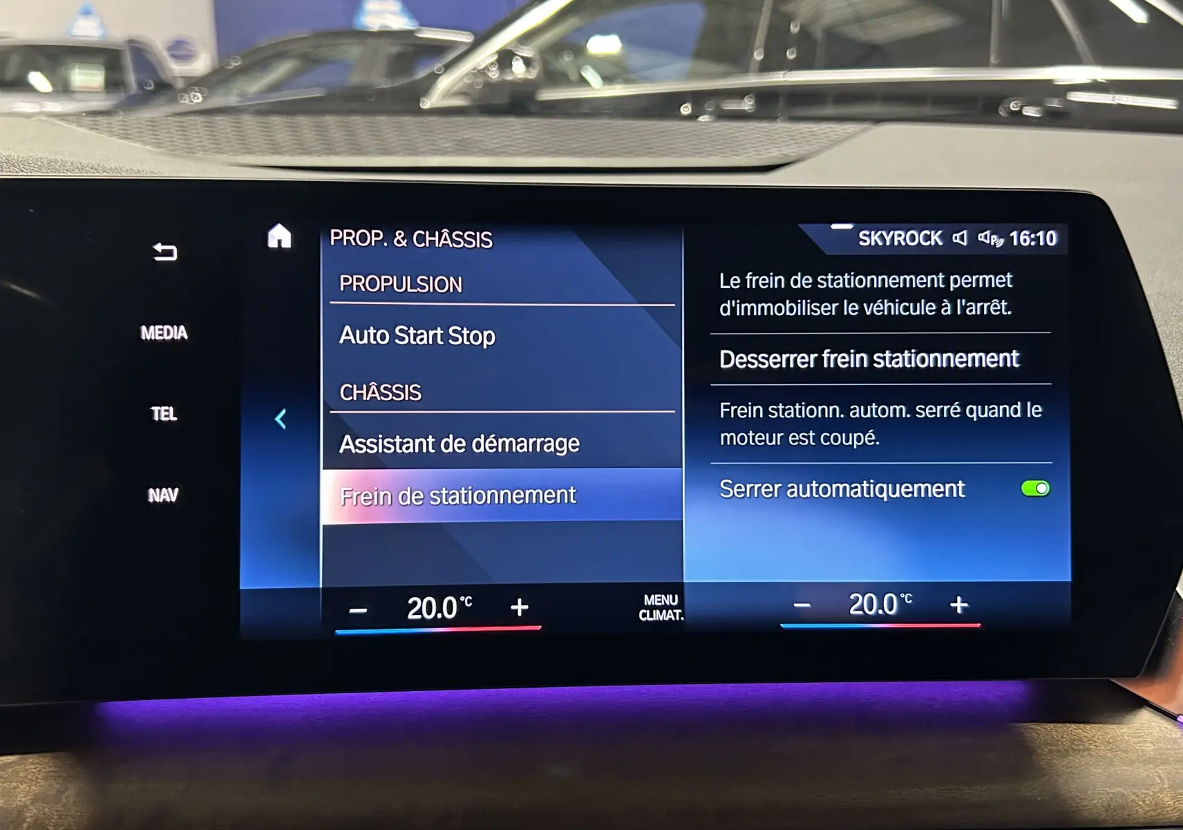 Écran tactile intérieur de BMW Série 2 Active Tourer 218i 2022 montrant les réglages du frein de stationnement automatique.