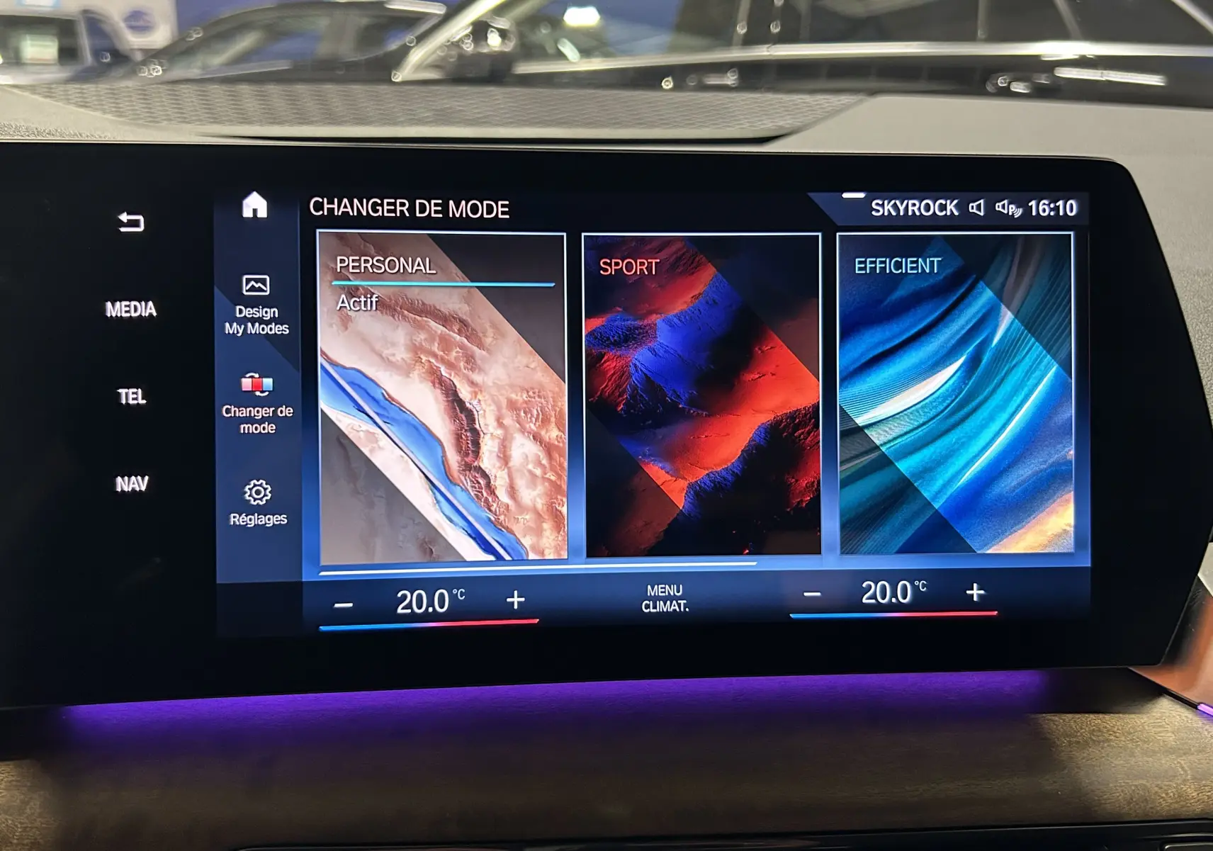 Écran tactile intérieur de BMW Série 2 Active Tourer affichant les modes de conduite Personal, Sport et Efficient.