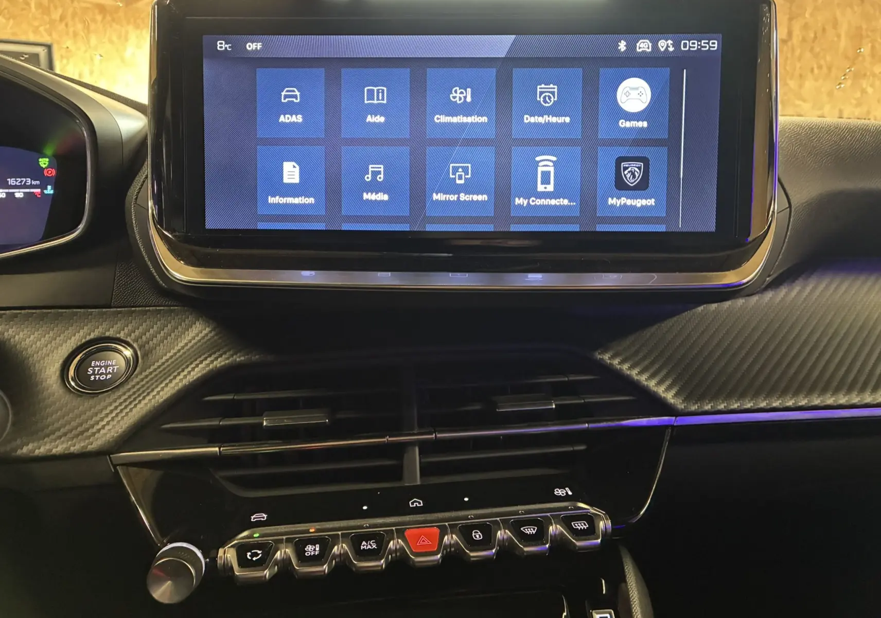 Vue rapprochée de l'écran tactile central et des commandes du tableau de bord noir du Peugeot 2008 hybride 2025.