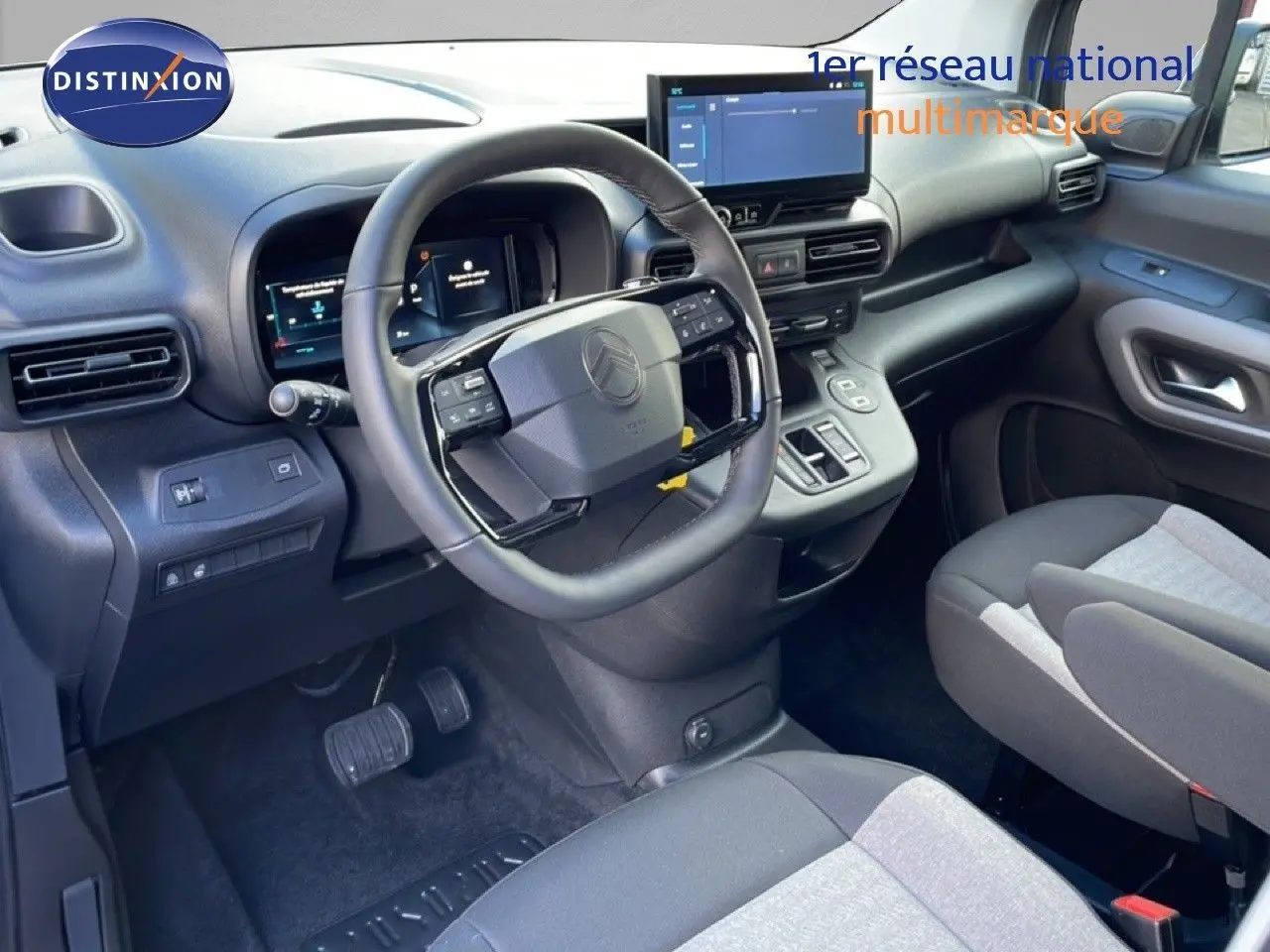 Vue intérieure côté conducteur du Citroën Berlingo blanc glacier 2025, volant cuir et tableau de bord numérique moderne.