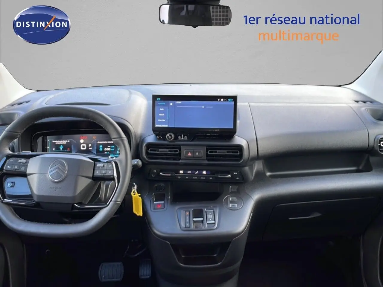 Vue intérieure frontale du tableau de bord noir du Citroën Berlingo Multispace 2025 avec écran tactile et volant multifonction.