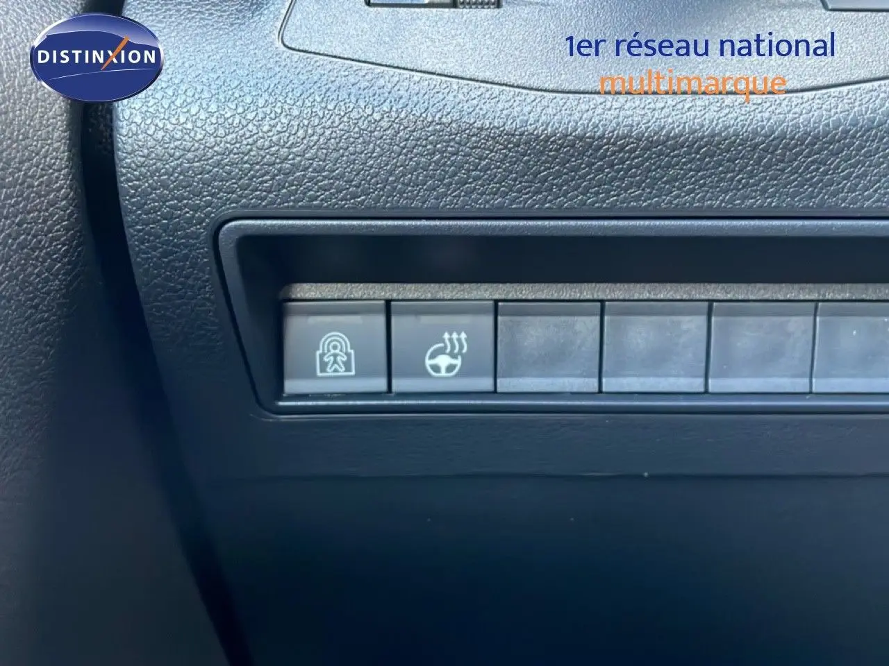 Gros plan sur les boutons de commande du tableau de bord noir du Citroën Berlingo Multispace blanc glacier, version 2025.