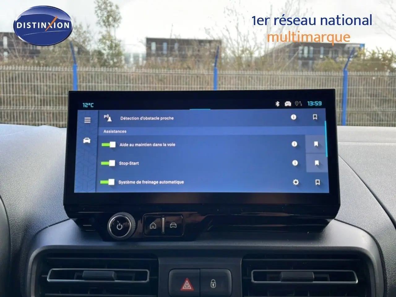 Écran tactile central affichant les aides à la conduite du Citroën Berlingo Multispace blanc, vue intérieure frontale.