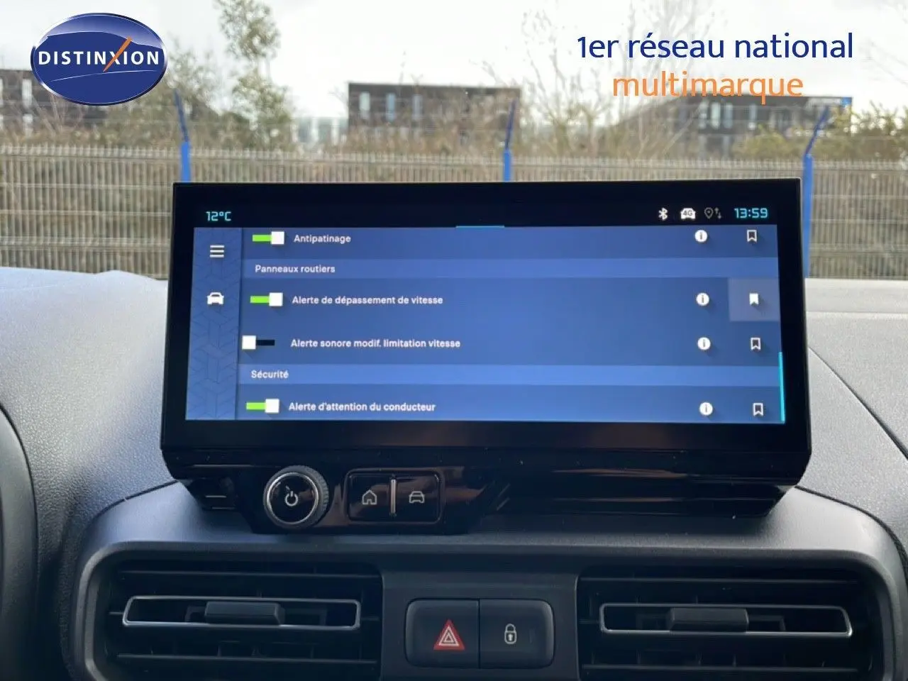 Vue intérieure centrée sur l'écran tactile du tableau de bord du Citroën Berlingo blanc glacier 2025, affichant les alertes de sécurité.