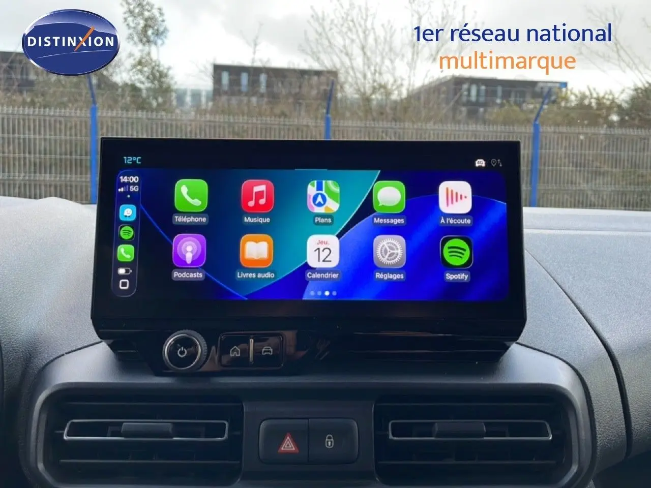 Écran tactile central affichant les applications multimédia sur le tableau de bord du Citroën Berlingo blanc Glacier.