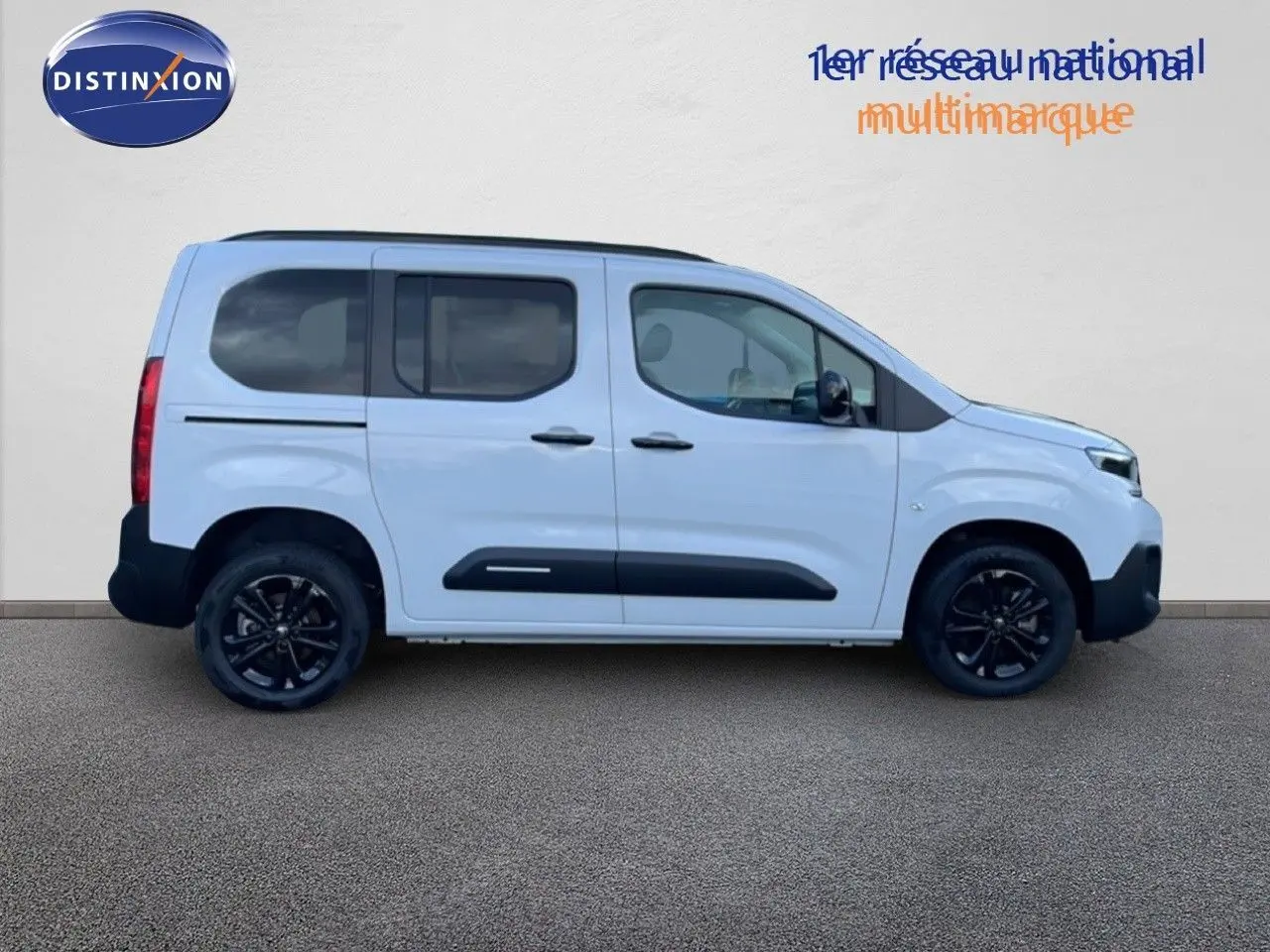 Vue de profil côté gauche d'un Citroën Berlingo blanc glacier avec jantes noires et protections latérales noires.