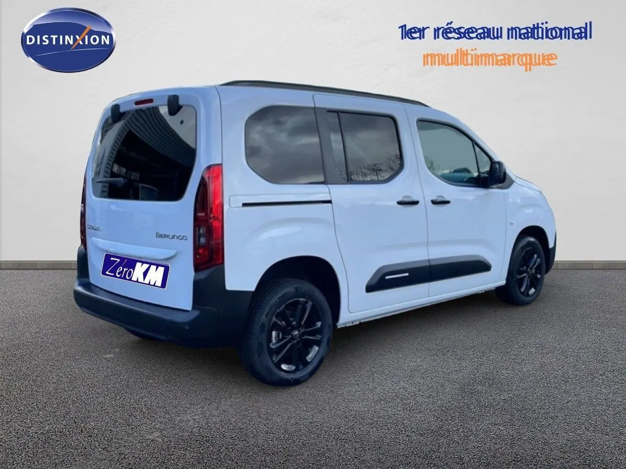 Vue 3/4 arrière droite du Citroën Berlingo blanc glacier avec jantes noires et vitres teintées.