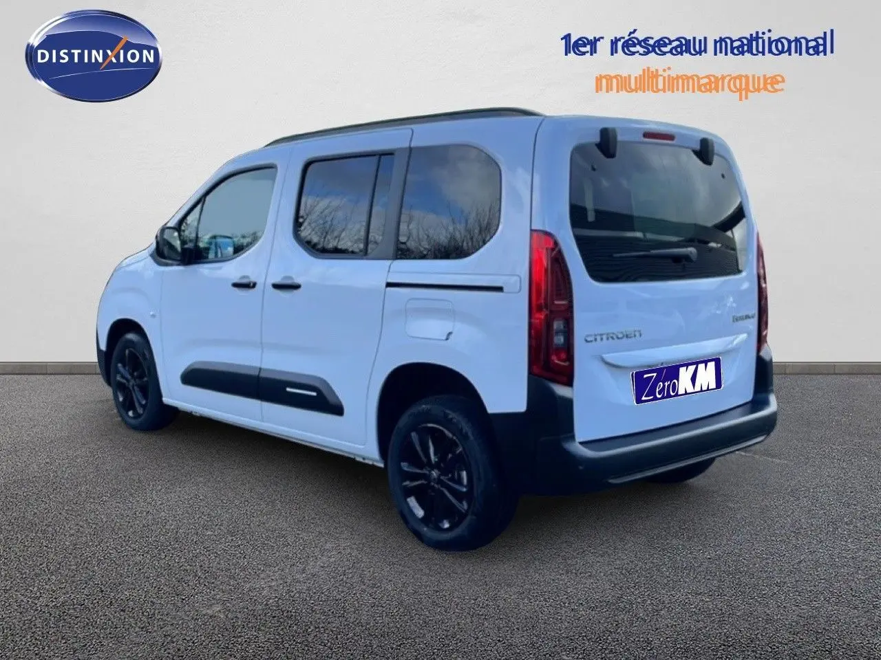Citroën Berlingo Multispace blanc glacier en 3/4 arrière droit, avec jantes noires et vitres teintées.