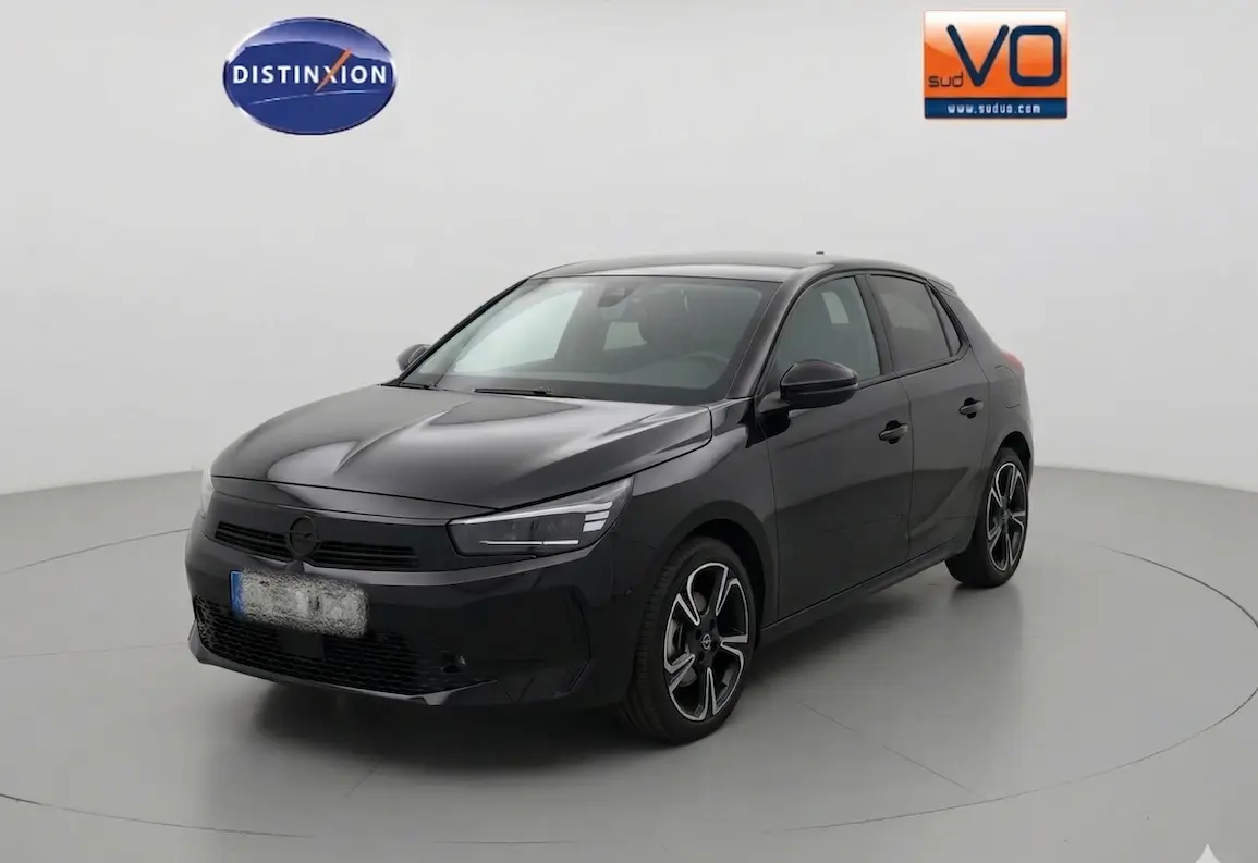 Opel Corsa 2025 noire vue en 3/4 avant droit, avec jantes alliage distinctives et calandre épurée.