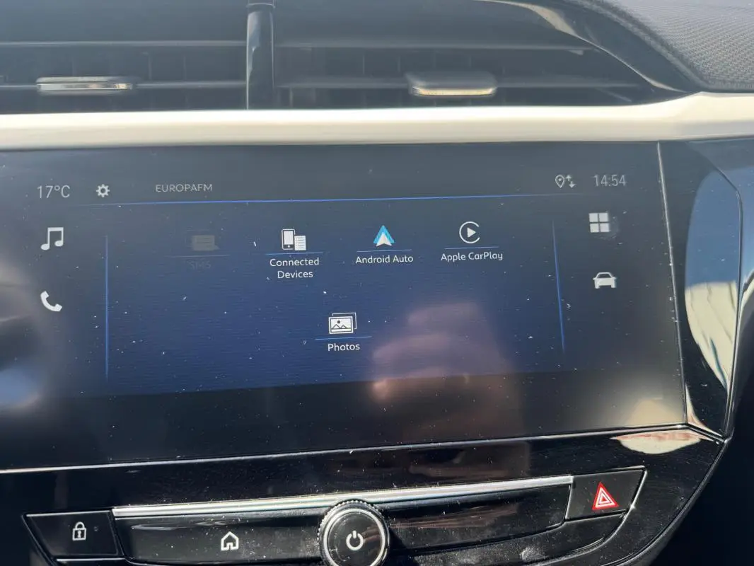 Écran tactile central de l’Opel Corsa 1.2 Turbo Hybrid 2025, affichant les options Android Auto et Apple CarPlay.