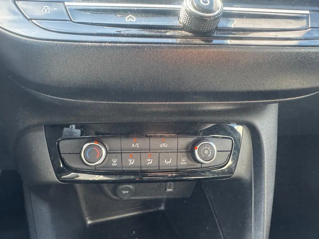 Gros plan sur la console centrale de l’Opel Corsa 2025, montrant les commandes de climatisation et ventilation.