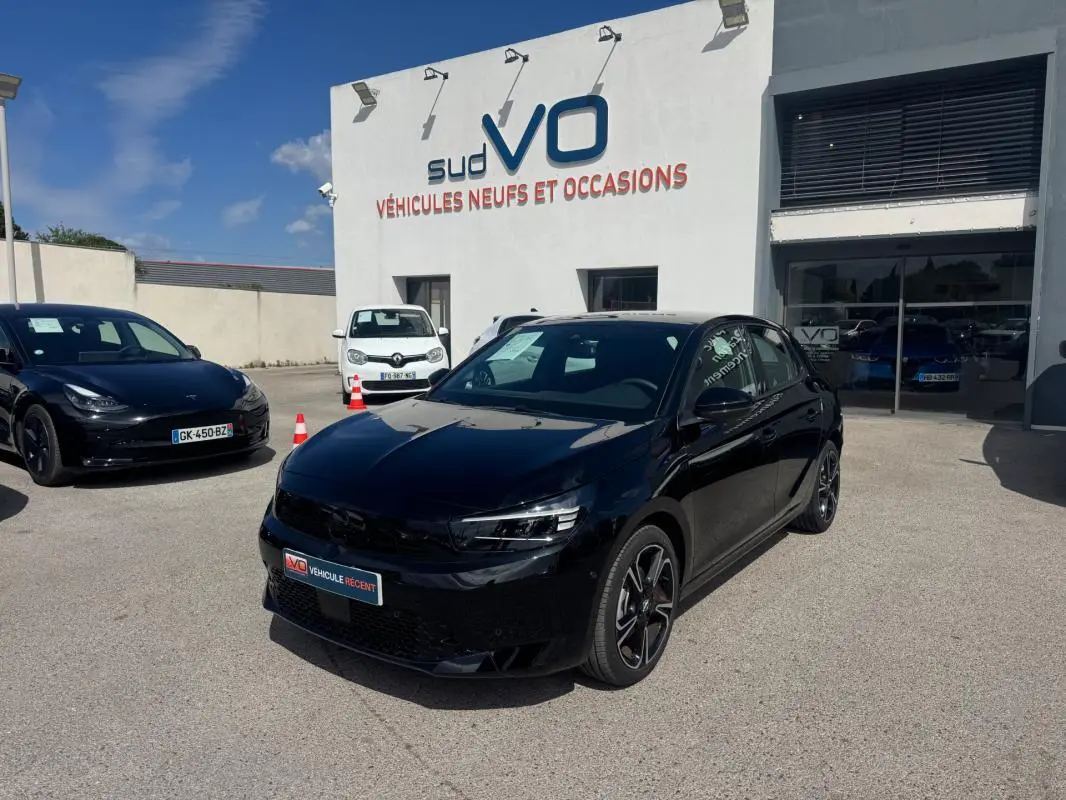 Opel Corsa 1.2 Turbo Hybrid noir vue 3/4 avant droit, avec jantes alliage et calandre noire brillante.