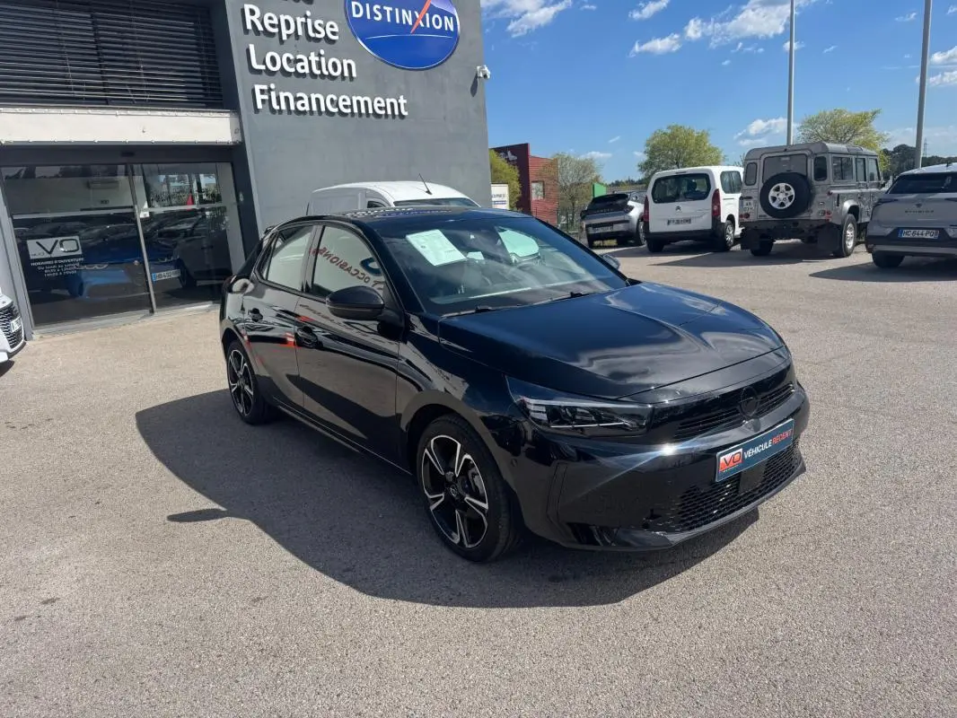 Opel Corsa 2025 noire vue en 3/4 avant droit, avec jantes alliage et calandre noire brillante.
