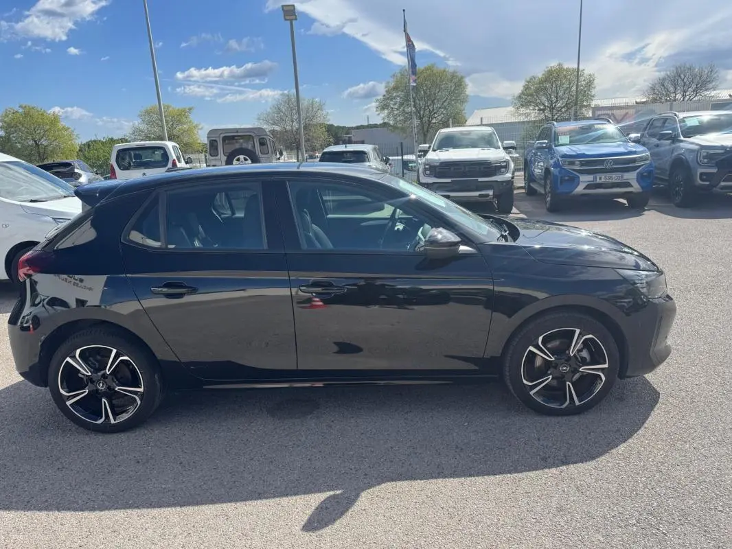 Opel Corsa 2025 noire vue de profil côté gauche, avec jantes alliage au design moderne et carrosserie lisse.