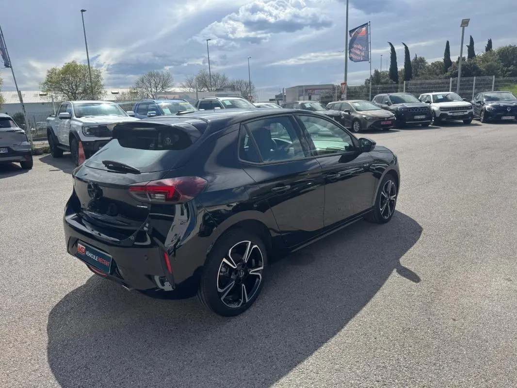 Opel Corsa 2025 noire vue en 3/4 arrière droit, avec jantes alliage noires et feux arrière LED distinctifs.