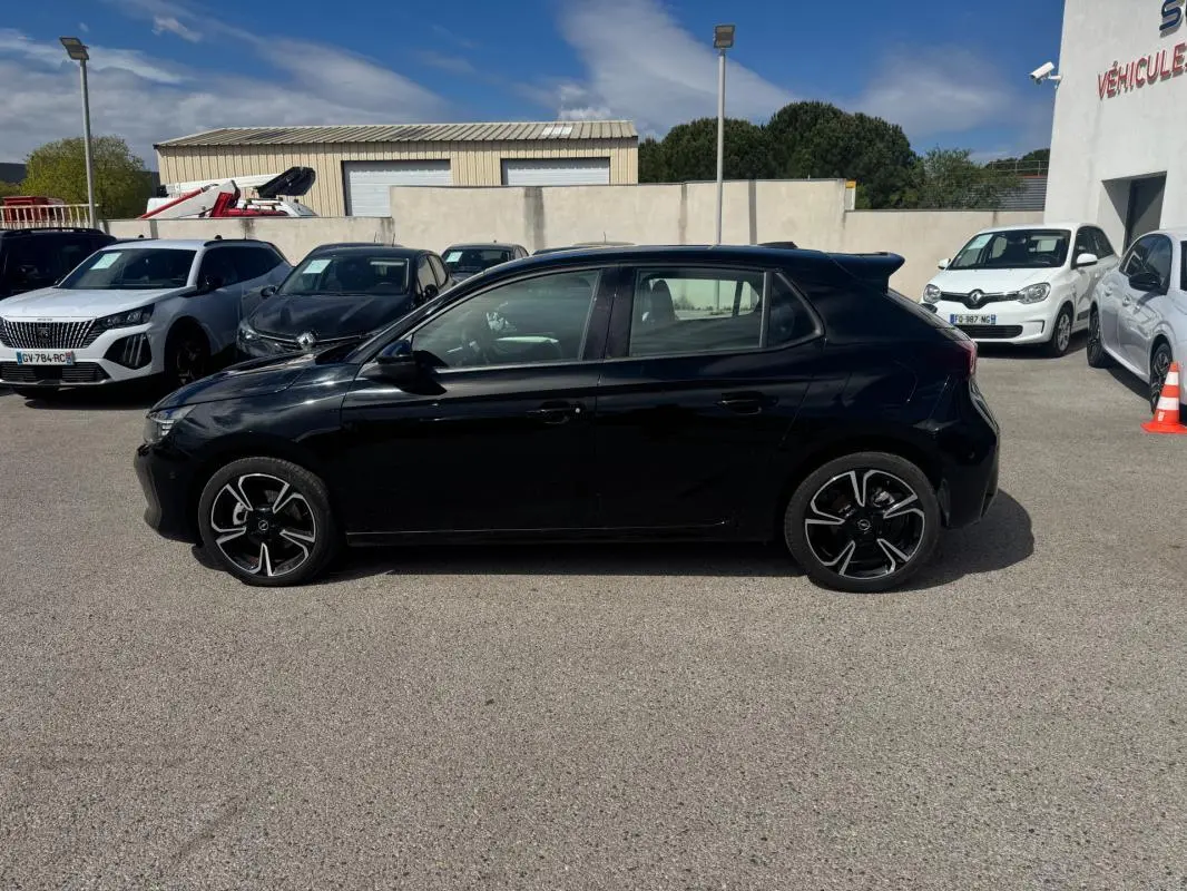 Opel Corsa 2025 noire vue de profil côté gauche, avec jantes alliage noires et toit légèrement surélevé.