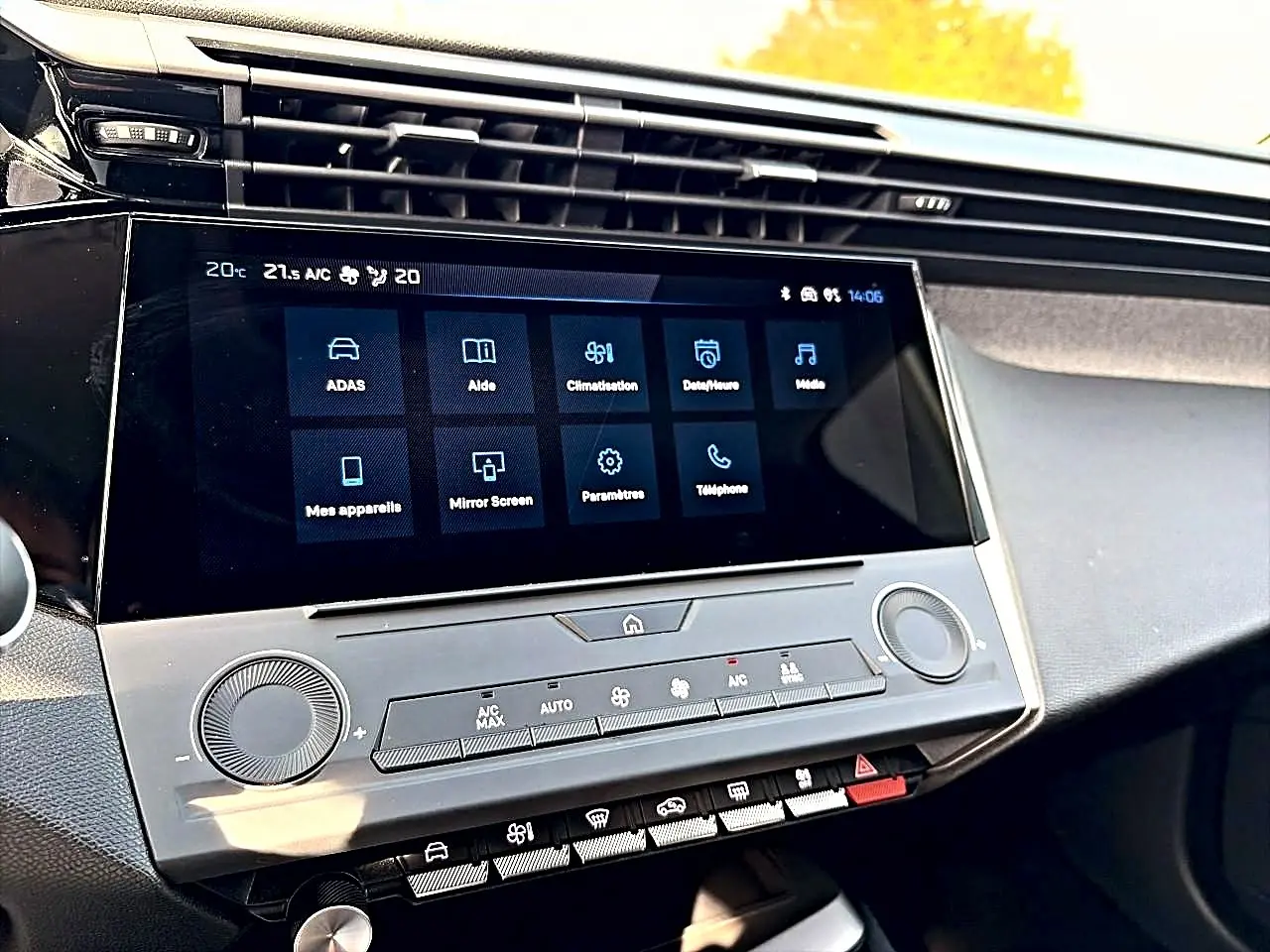 Écran tactile central de la Peugeot 308 2025 noir, affichant les commandes multimédia et climatisation.