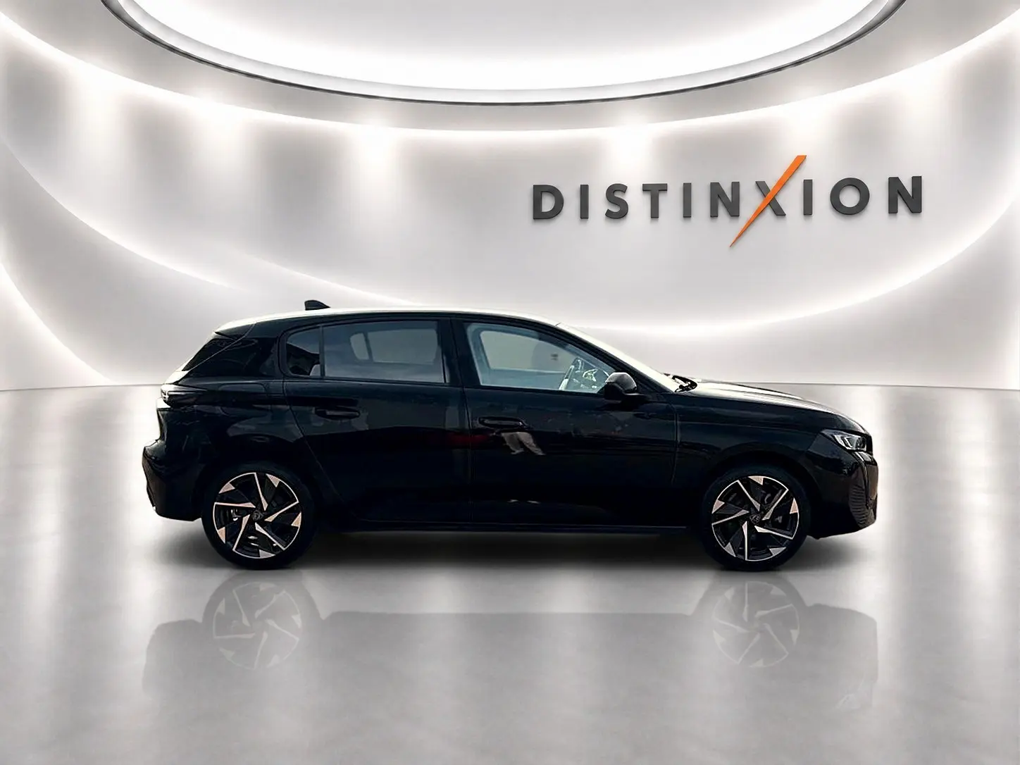 Peugeot 308 1.5 BlueHDi 130 Allure noir vue de profil côté gauche avec jantes alu stylisées dans un studio lumineux.