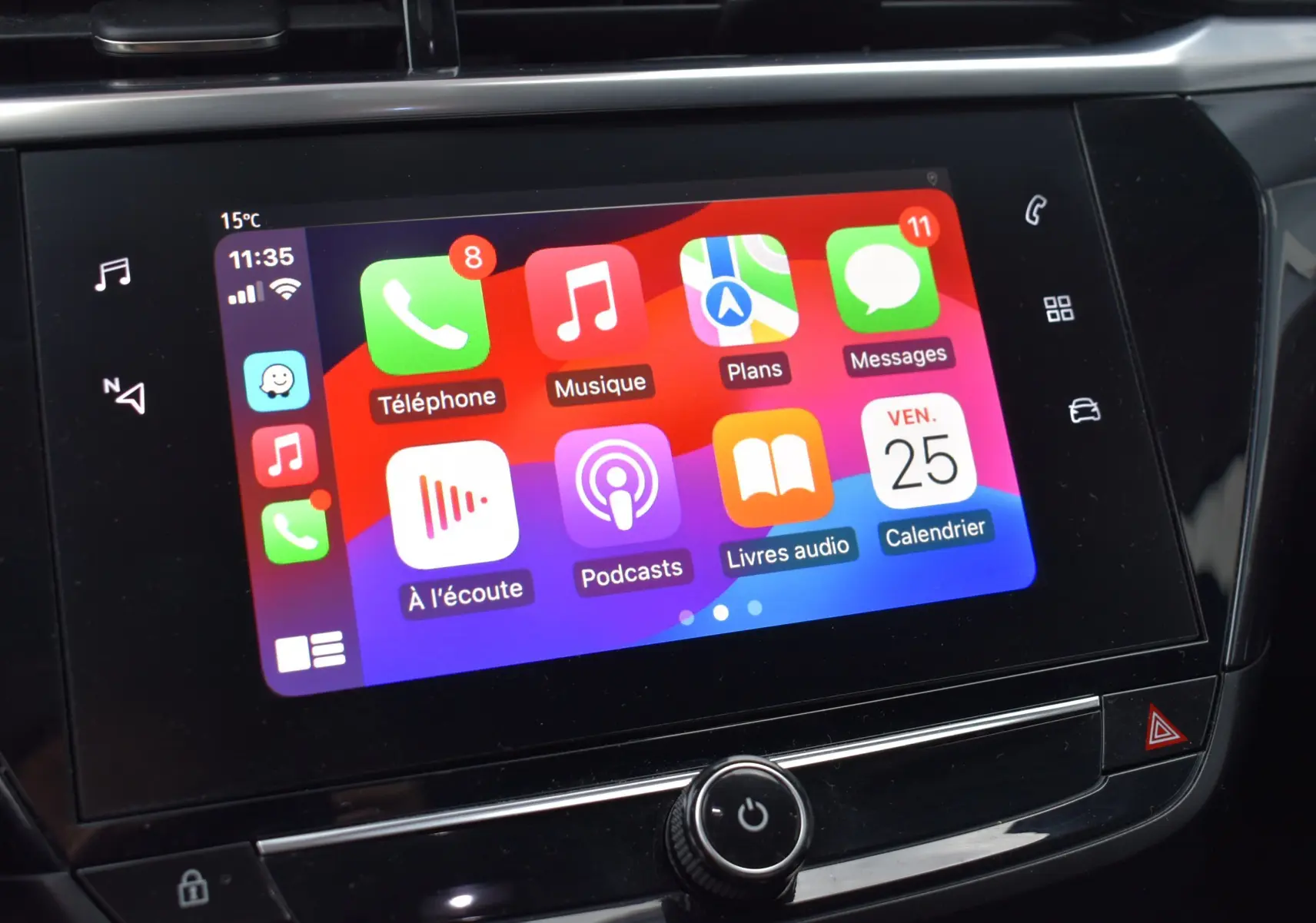 Écran tactile central de l'Opel Corsa gris 2021 affichant les applications Apple CarPlay avec commandes tactiles autour.