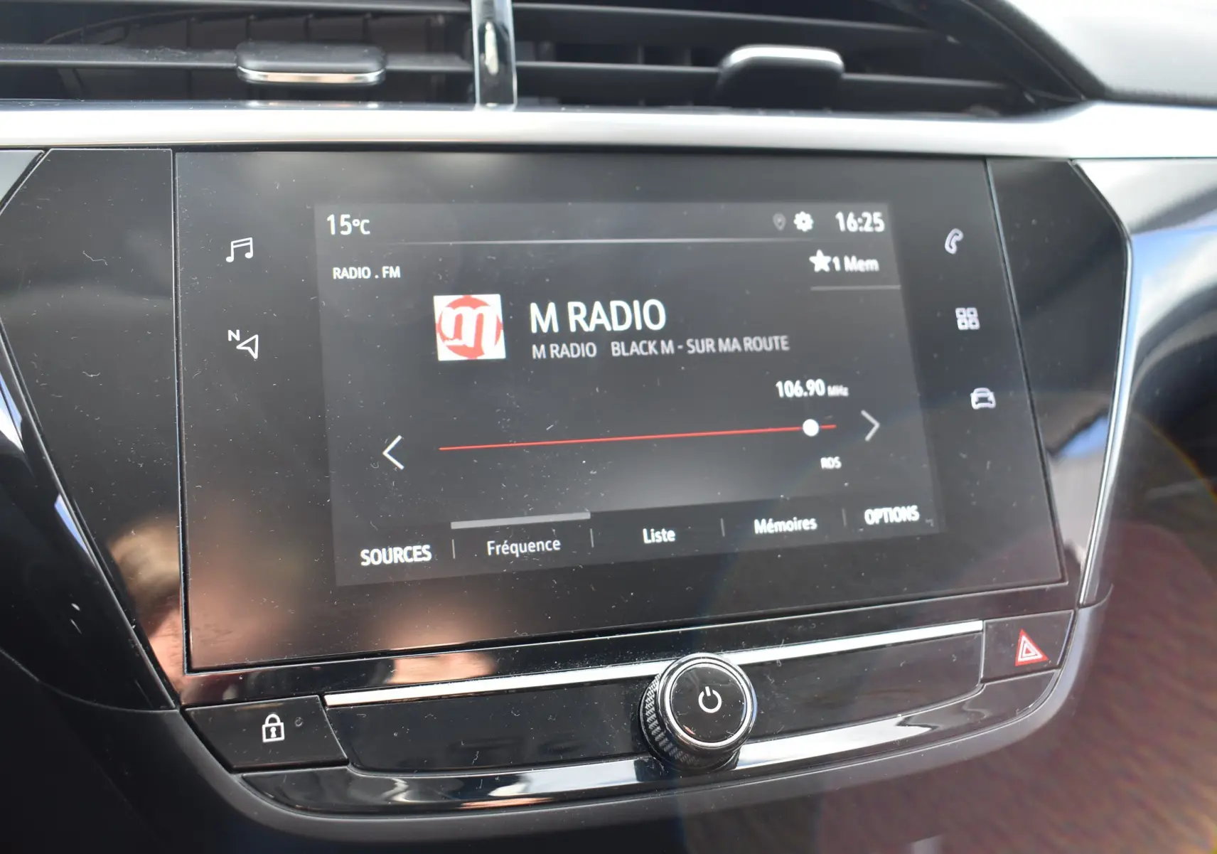 Écran tactile central de l’Opel Corsa gris 2021 affichant la radio FM sur M Radio à 16h25.