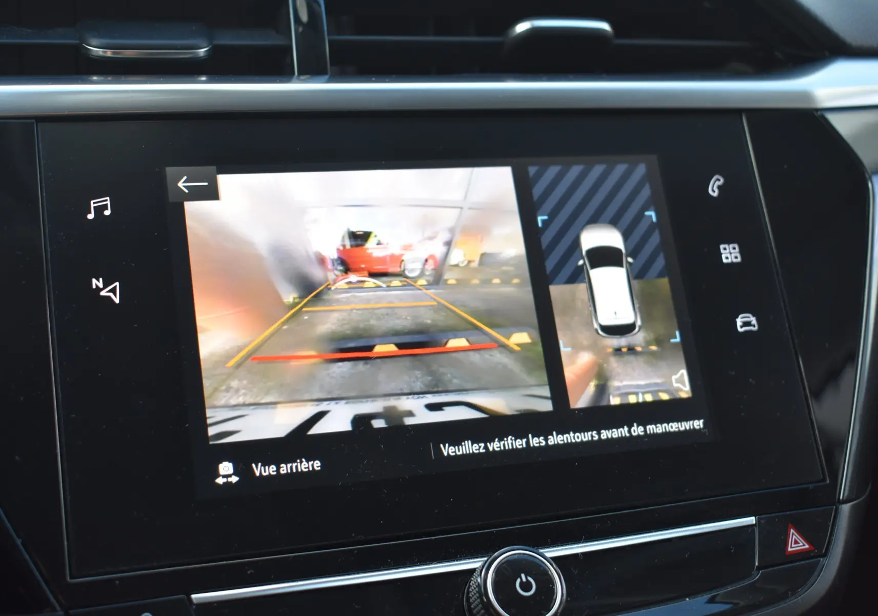 Écran multimédia affichant la caméra de recul et la vue 360° de l'Opel Corsa gris 1.2 Turbo 2021 finition Elegance.