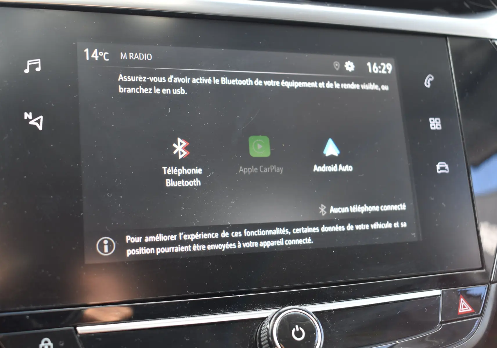 Écran tactile central de l'Opel Corsa 2021 affichant les options Bluetooth, Apple CarPlay et Android Auto.
