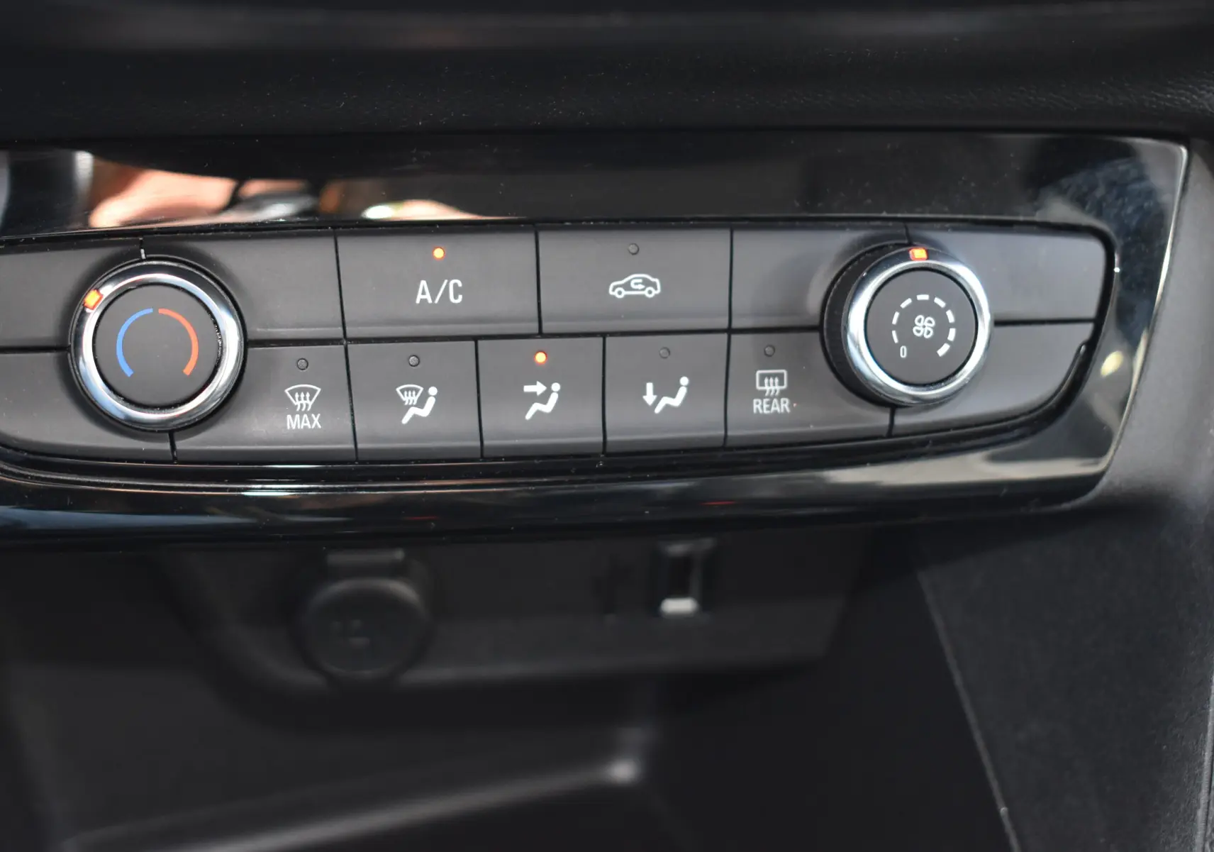 Panneau de commande de climatisation de l'Opel Corsa gris 2021, avec réglages de température et ventilation activés.