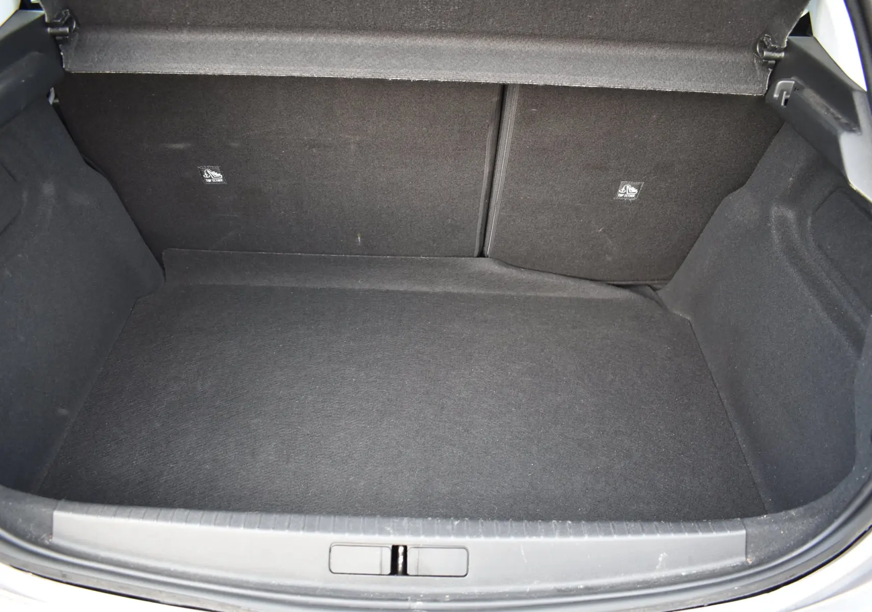 Coffre ouvert d'une Opel Corsa gris 2021, vue de l'arrière montrant un espace de chargement propre et spacieux.