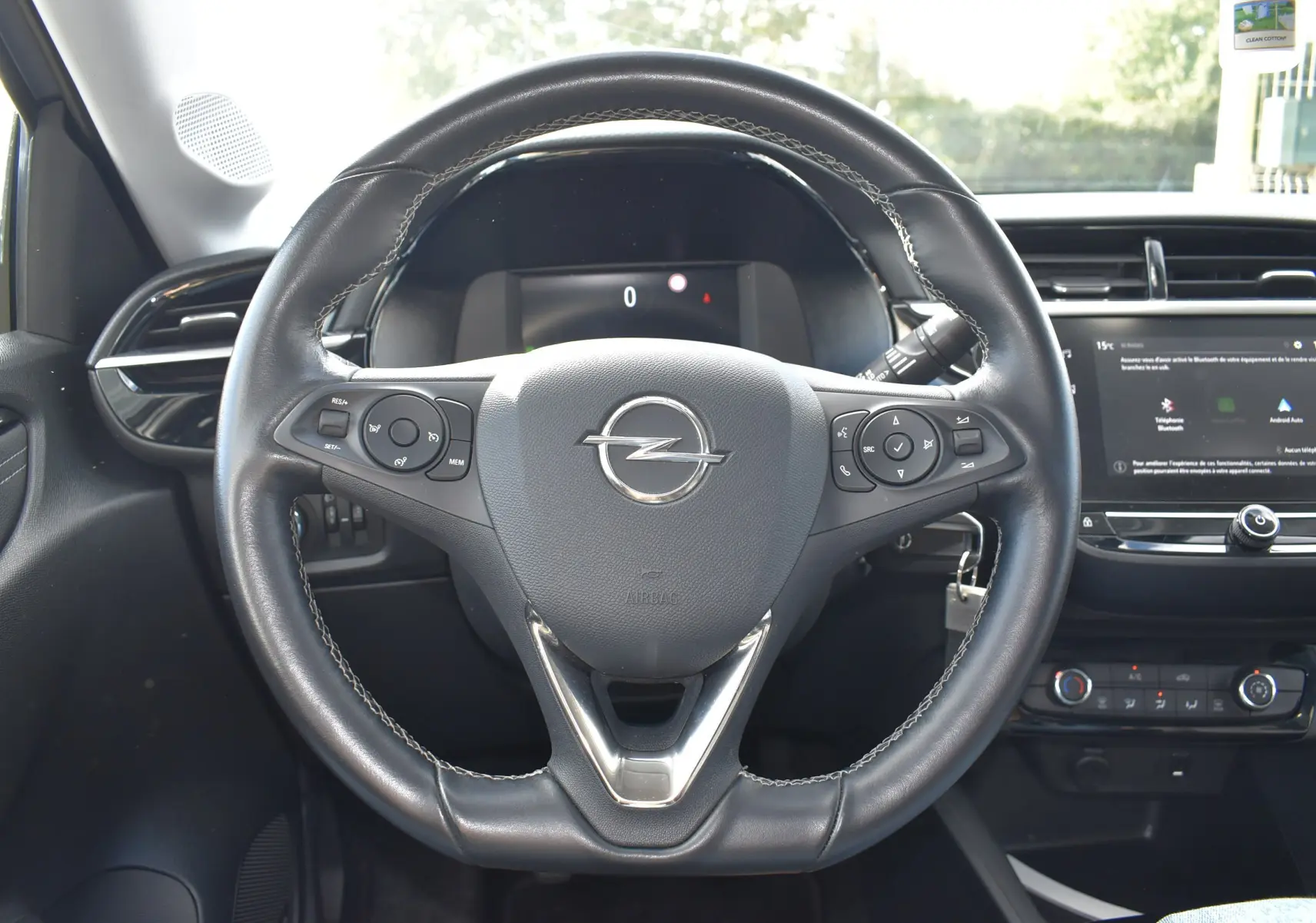 Vue frontale du volant noir de l'Opel Corsa 1.2 Turbo 2021 avec tableau de bord numérique et écran tactile central.