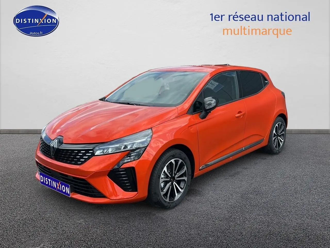 Renault Clio V 1.6 e-tech 145 techno orange Valencia vue 3/4 avant avec jantes alu et calandre chromée.