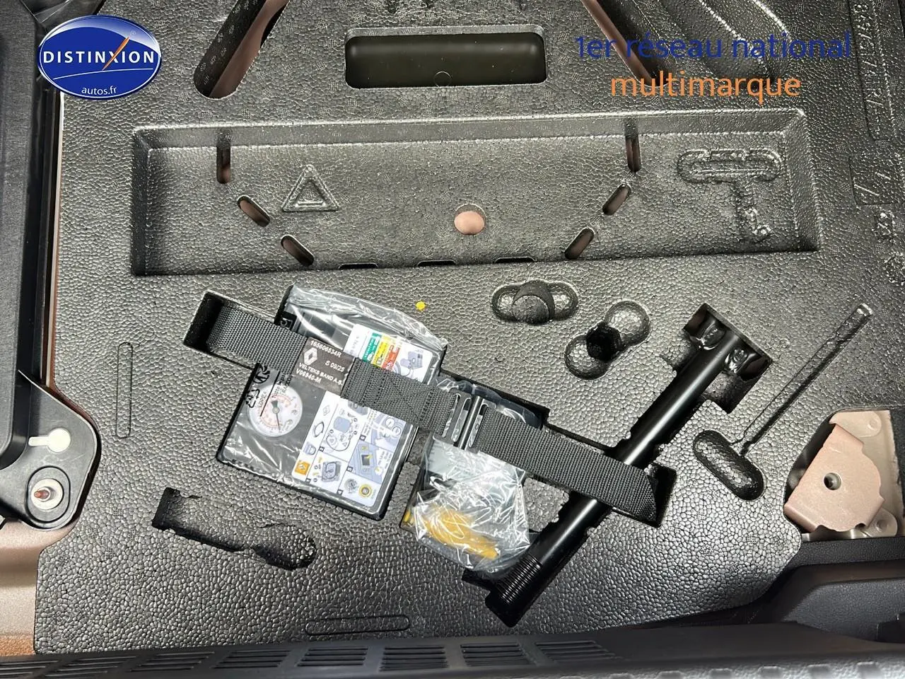 Kit de réparation pneu dans le coffre de la Renault Clio V 1.6 e-tech 145 techno 2025 Orange Valencia