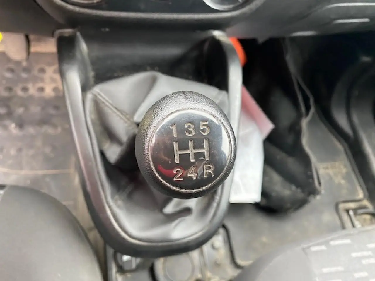 Le levier de vitesses manuel de l'Opel Combo blanc, vue rapprochée de la grille des rapports.