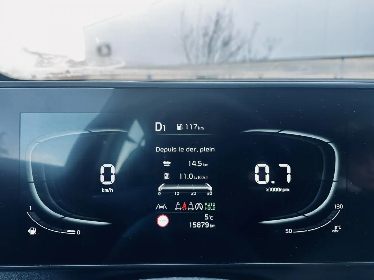 Affichage numérique du tableau de bord du Kia Sportage noir 2023, montrant vitesse, régime et informations de conduite.