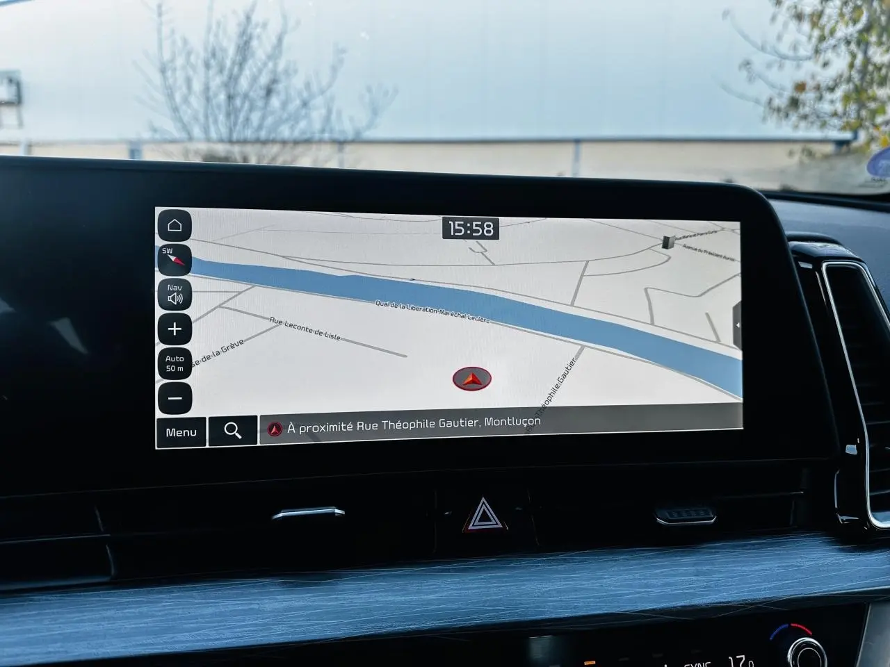 Écran tactile 12,3" du Kia Sportage 2023 affichant la navigation avec carte et indications précises.