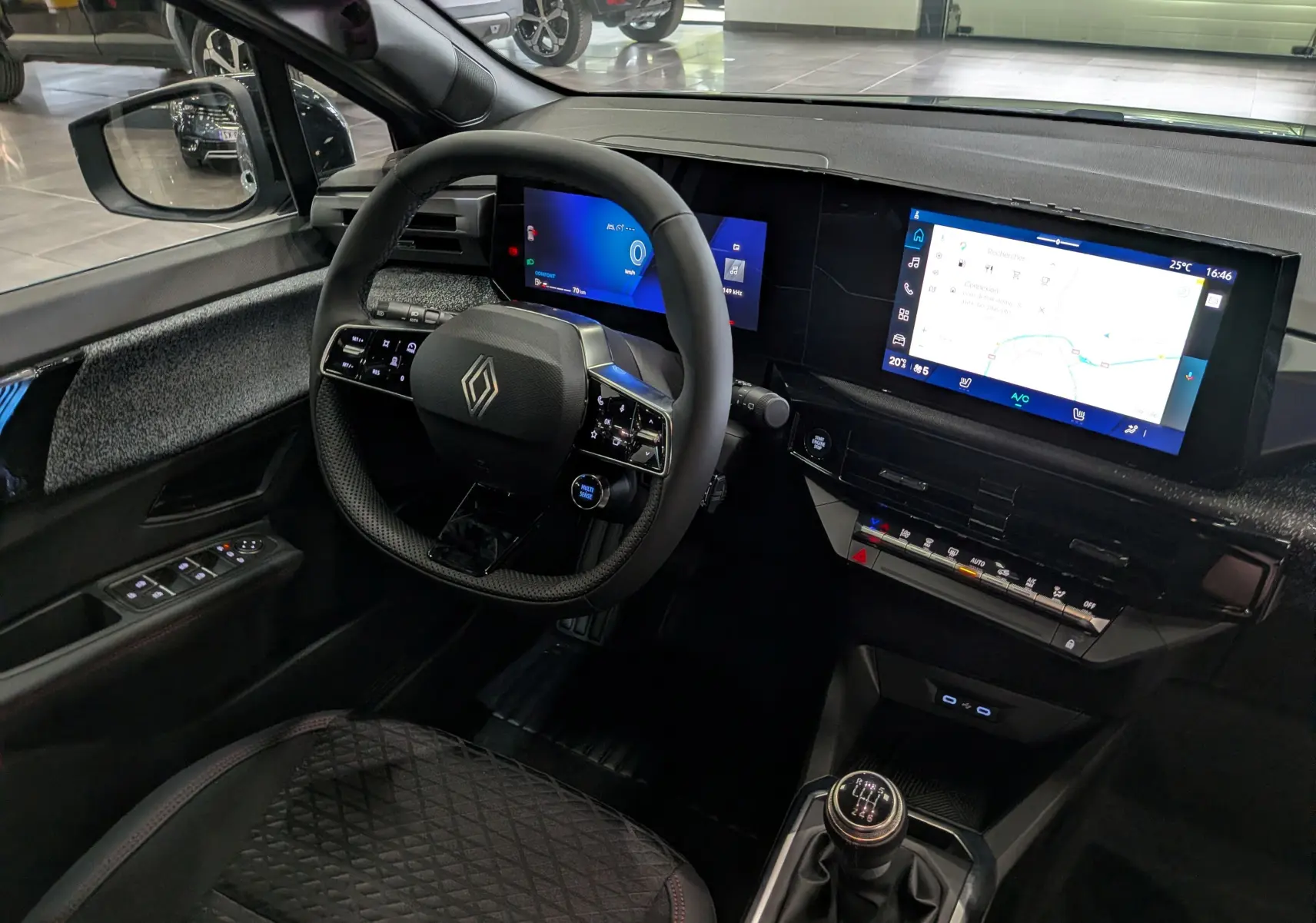 Vue intérieure côté conducteur de la Renault Clio VI TCe 115 Techno, avec tableau de bord numérique et volant compact noir.