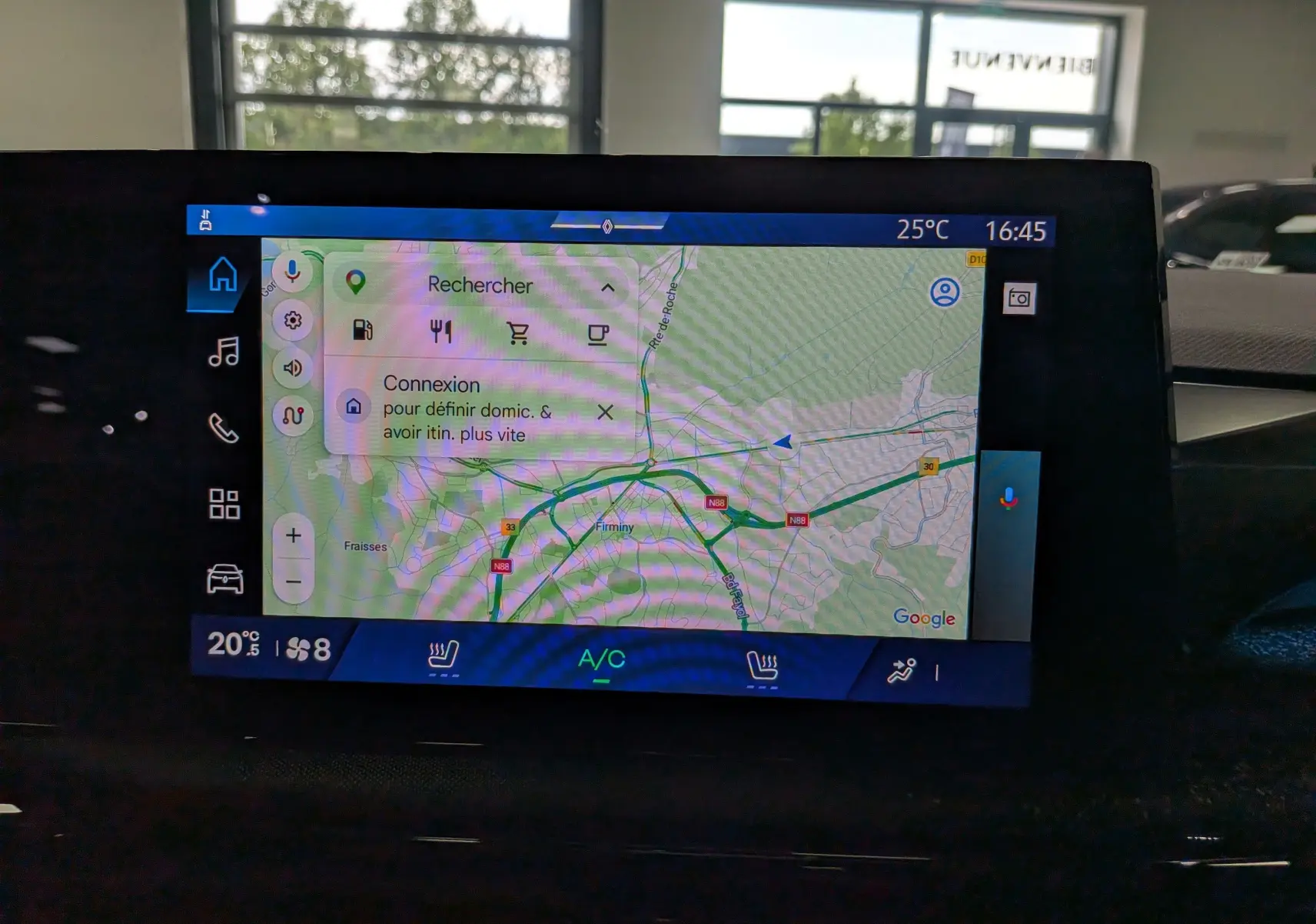 Écran tactile central du tableau de bord de la Renault Clio VI TCe 115 Gris Rafale affichant la navigation GPS.