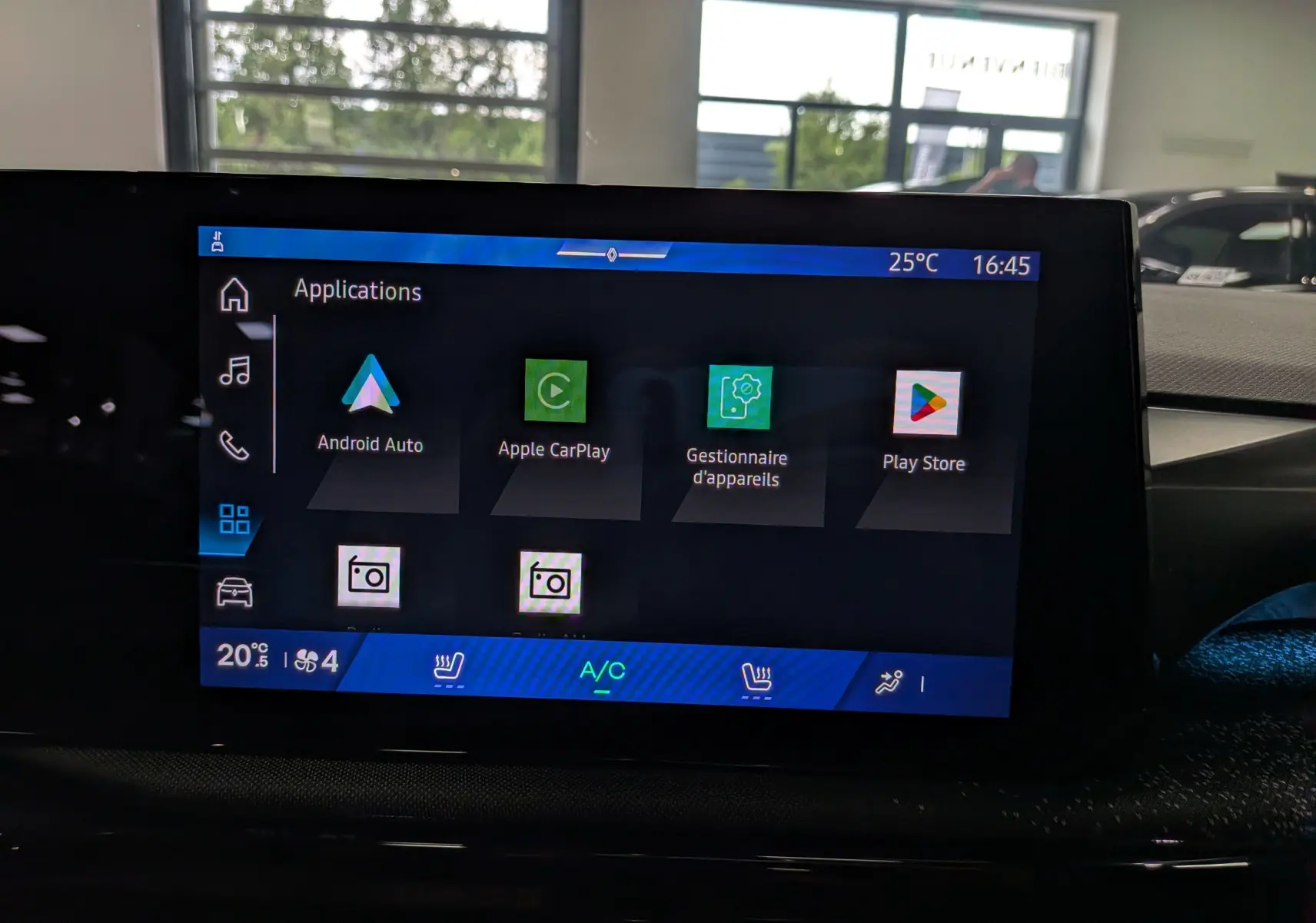 Écran tactile central de la Renault Clio VI TCe 115 CH TECHNO affichant les applications Android Auto et Apple CarPlay.