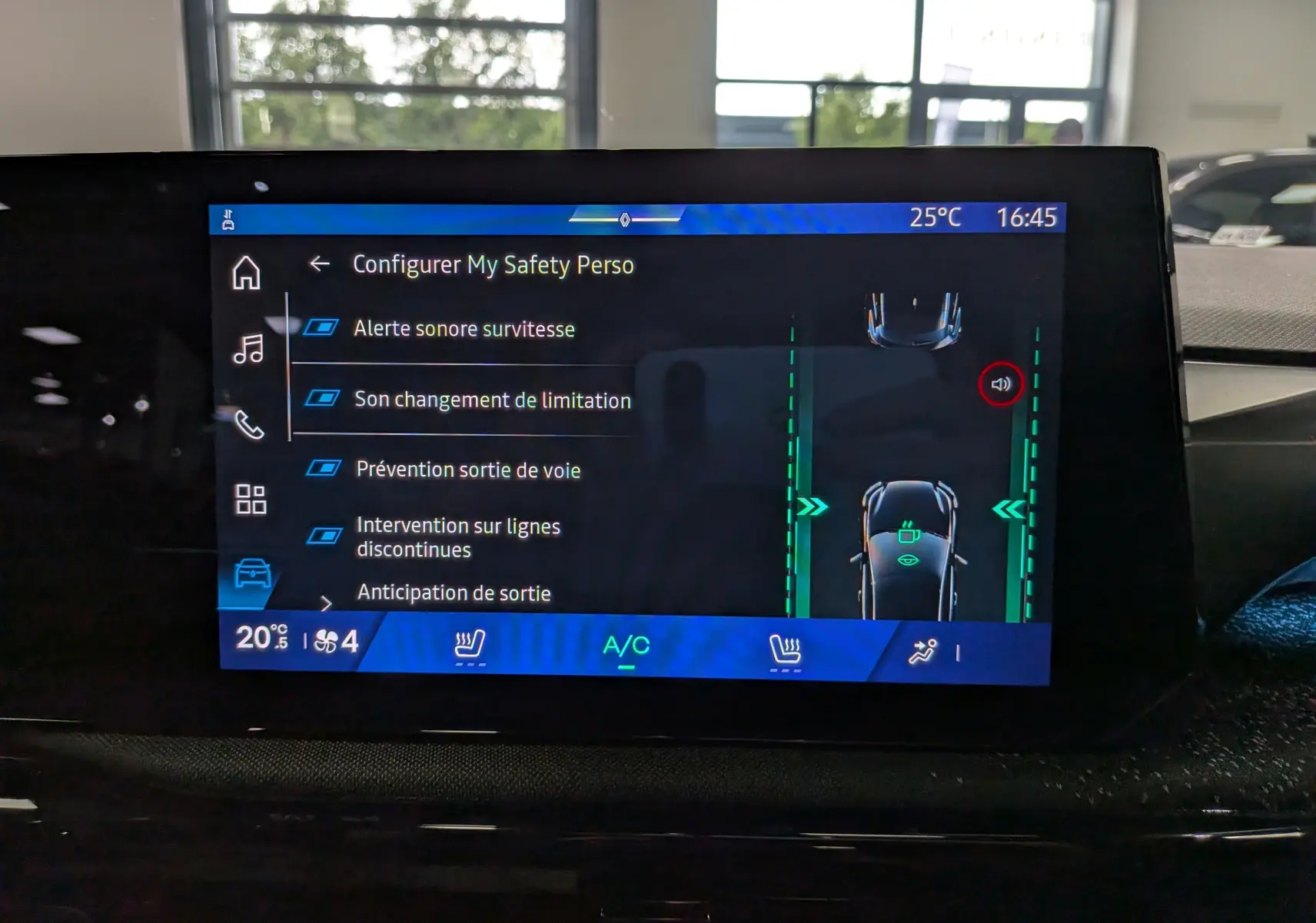 Écran central de la Renault Clio VI TCe 115 CH TECHNO affichant les options de sécurité personnalisées.