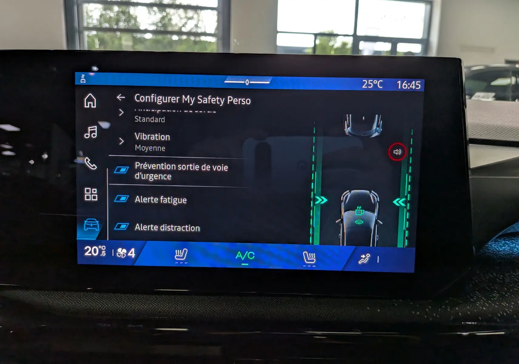 Écran tactile intérieur de la Renault Clio VI TCe 115 CH TECHNO affichant les réglages de sécurité et la climatisation.