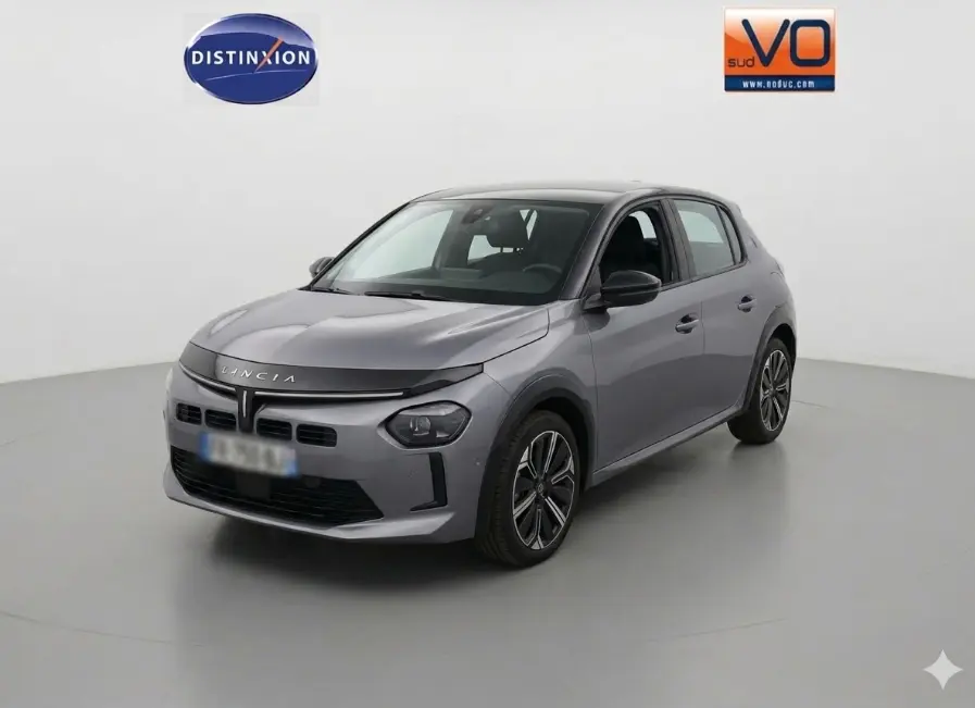 Lancia Ypsilon gris vue 3/4 avant droit dans un studio, avec jantes 17 pouces et design moderne.