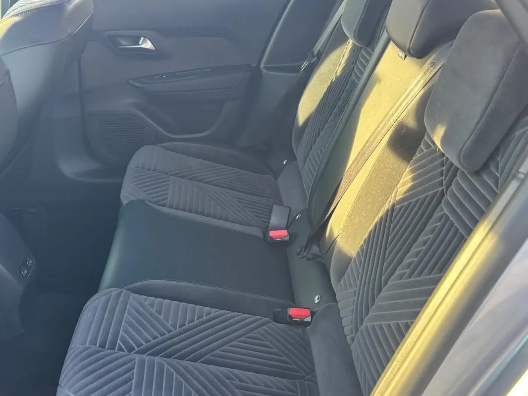 Vue intérieure côté droit des sièges arrière gris foncé avec motifs géométriques sur Lancia Ypsilon 2025.