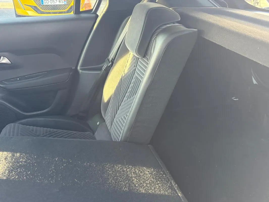 Vue intérieure côté droit montrant le siège arrière gris texturé de la Lancia Ypsilon 2025 hybride.