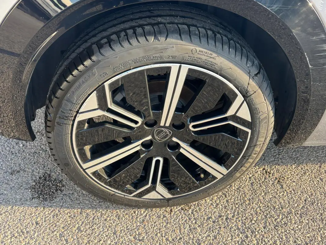 Gros plan sur la jante avant droite noire et argentée de la Lancia Ypsilon gris 2025 avec pneu Michelin.