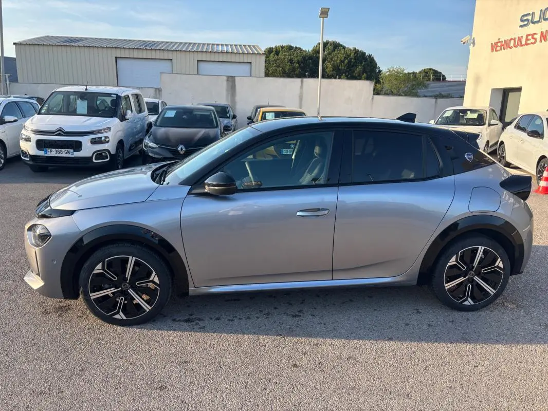 Profil côté gauche de la Lancia Ypsilon 1.2 hybride gris 2025 avec jantes 17 pouces et toit noir contrasté.