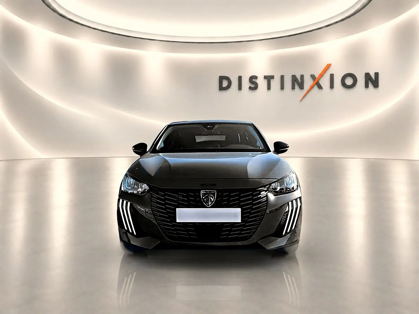Peugeot 208 1.2 100 Allure gris selenium vue de face dans un showroom lumineux avec logo Distinxion en arrière-plan.