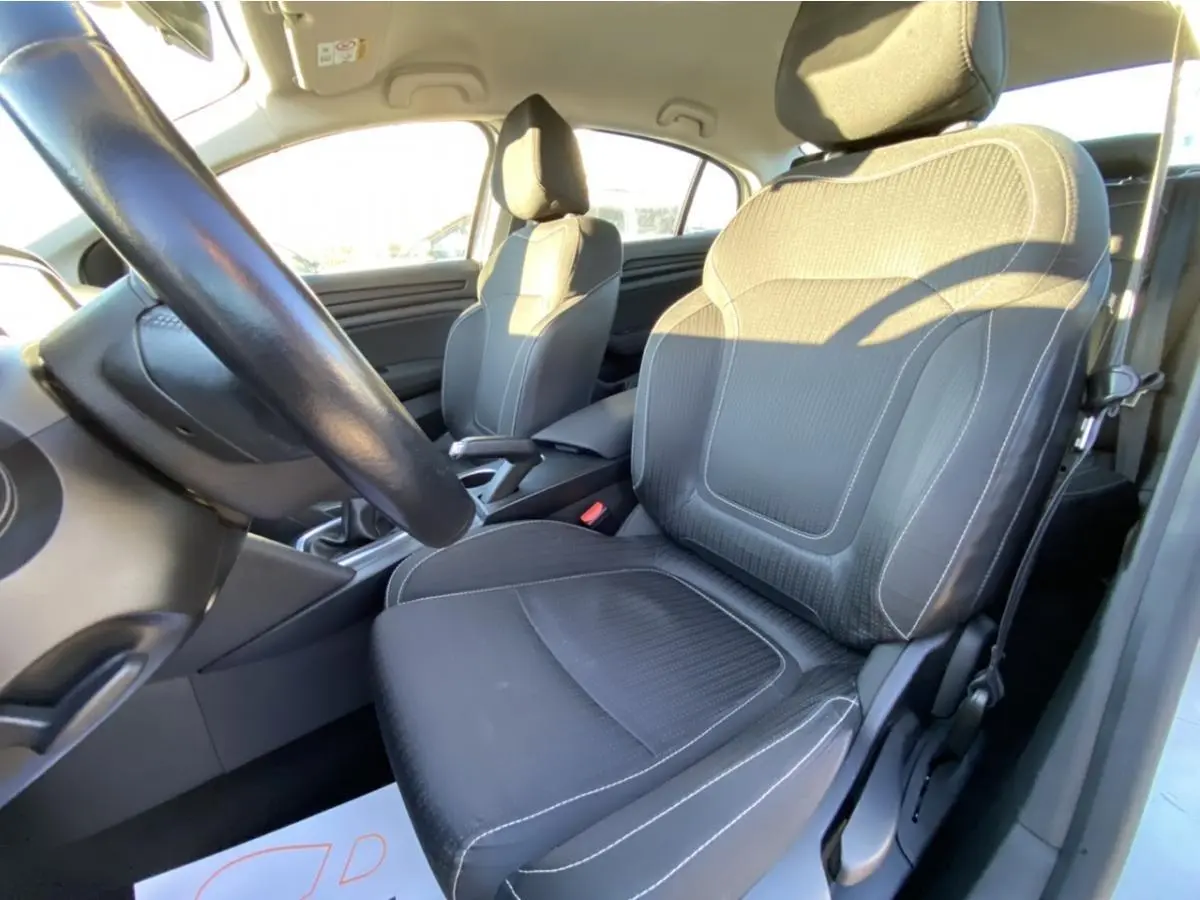 Intérieur de la Renault Mégane Sedan 2017, vue côté conducteur sur les sièges noirs avec coutures blanches et volant.