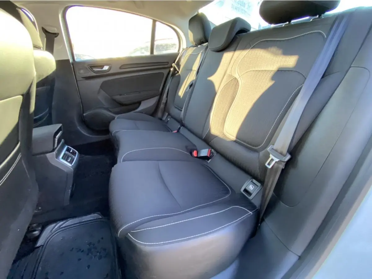 Vue côté droit de la banquette arrière noire de la Renault Mégane Sedan 2017 avec ceinture et appuie-têtes visibles.