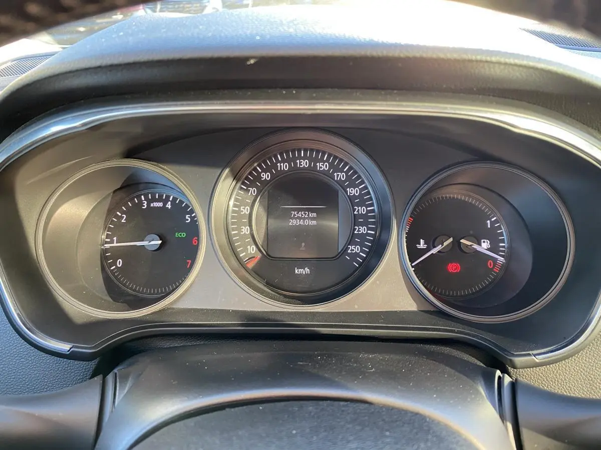 Tableau de bord de Renault Mégane 2017, vue frontale des compteurs avec affichage kilométrique et témoins allumés.