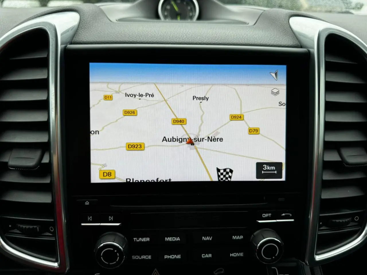 Écran de navigation central du Porsche Cayenne noir 2017, affichant une carte routière détaillée.