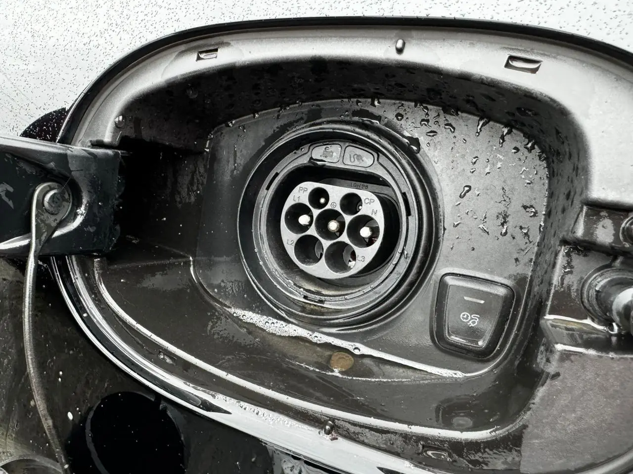 Prise de recharge hybride noire du côté gauche arrière d'un Porsche Cayenne S E-Hybrid 2017.